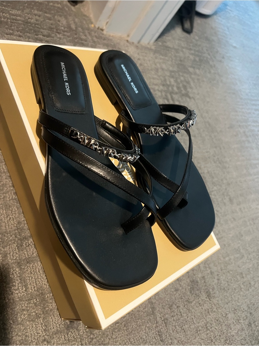 Michael Kors Black Leather Toe-Loop Sandals with Logo Chain new